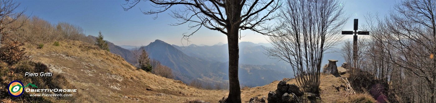 48 Alla croce di Cima Cornetti (1550 m) su radura panoramica sulla Val Serina .jpg